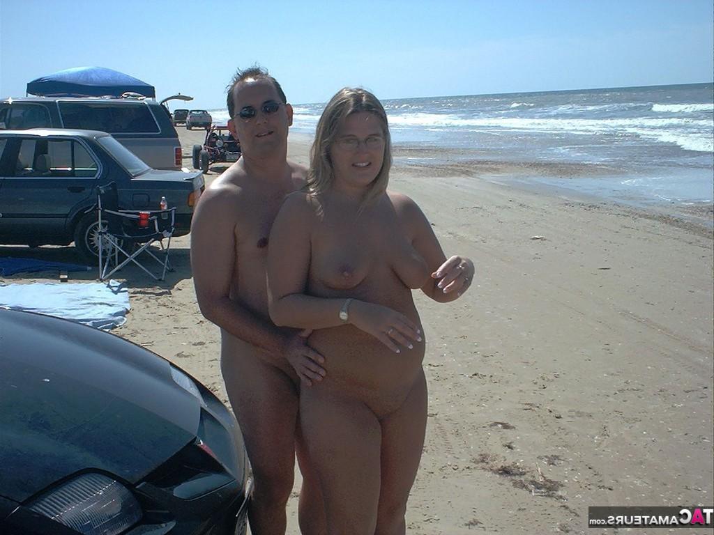 20P BBW amateur con gafas es follada en grupo en una playa nudista