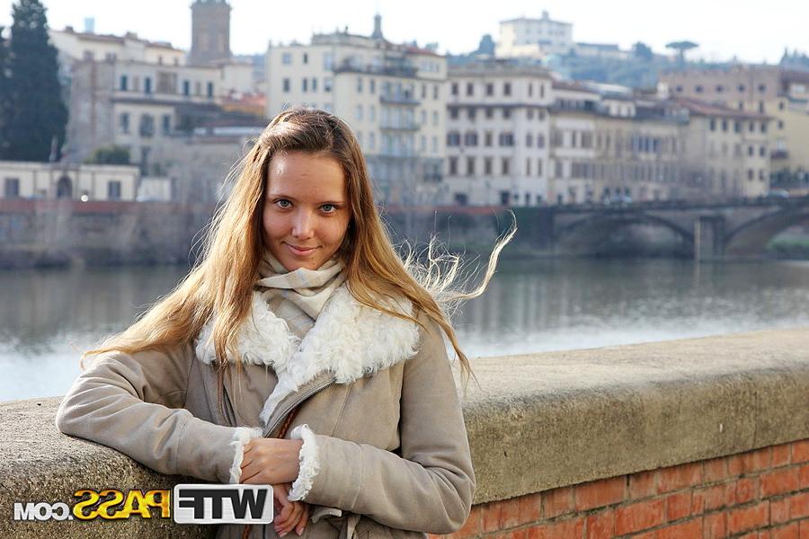 16P Une jeune fille à la recherche d'une jeune fille est capturée dans une action franche et non nue pendant ses vacances.