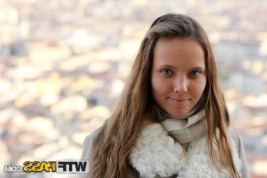 16P Une jeune fille à la recherche d'une jeune fille est capturée dans une action franche et non nue pendant ses vacances.