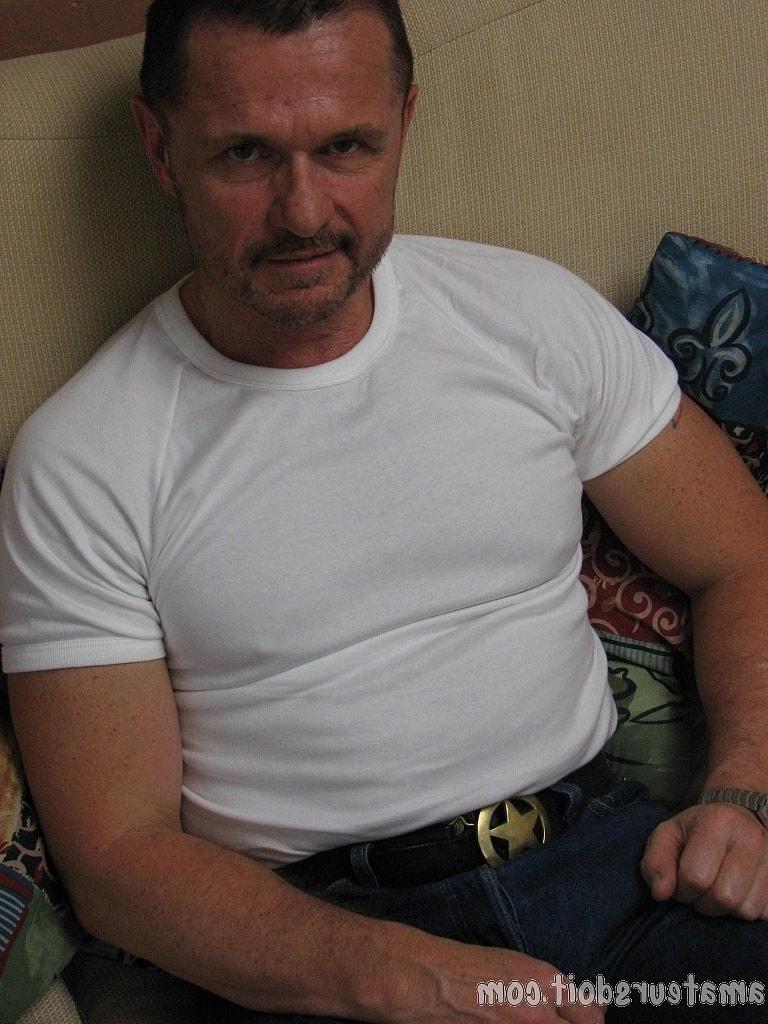 20P Le gay musclé Rob Knob montre sa grosse bite alors qu'il est entièrement nu et se branle