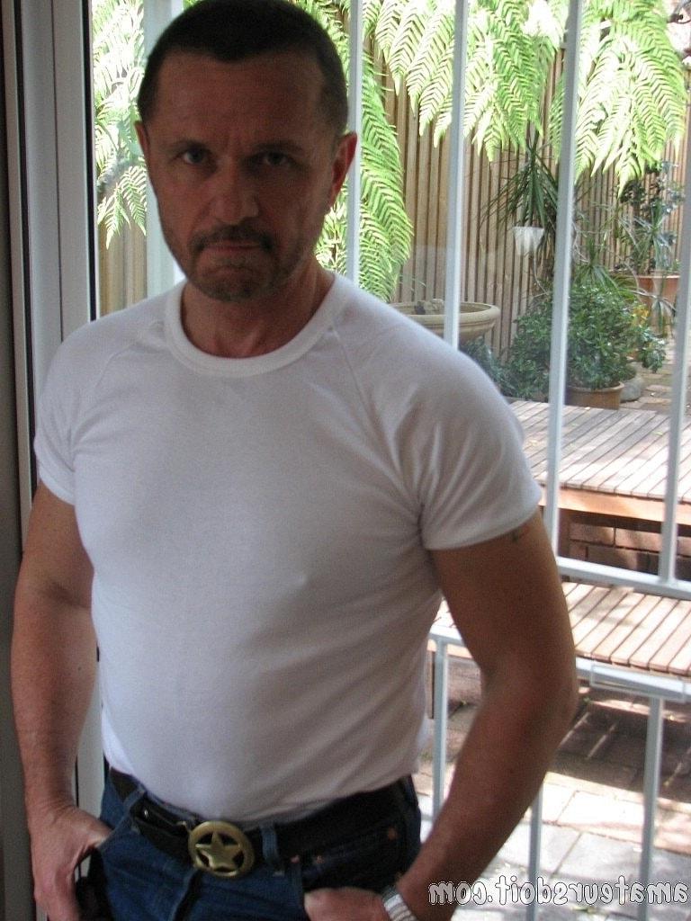 20P Le gay musclé Rob Knob montre sa grosse bite alors qu'il est entièrement nu et se branle