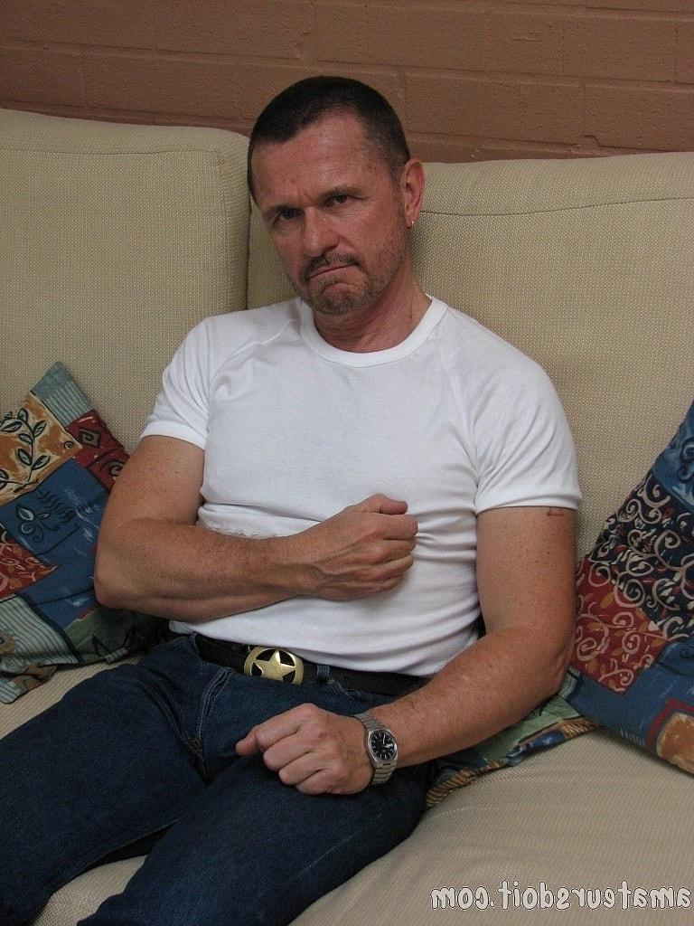 20P Le gay musclé Rob Knob montre sa grosse bite alors qu'il est entièrement nu et se branle