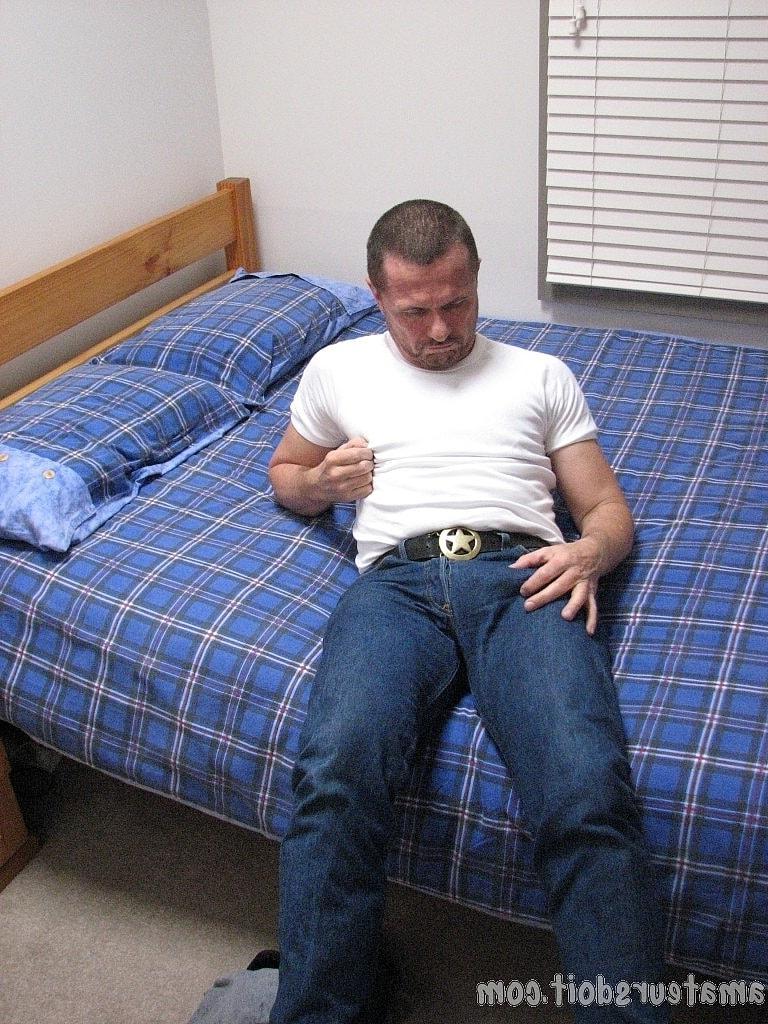 20P Le gay musclé Rob Knob montre sa grosse bite alors qu'il est entièrement nu et se branle