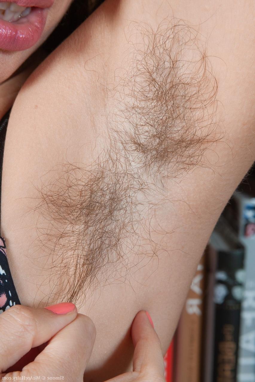 20P La caliente amateur Simone mostrando su coño peludo en un striptease sexy