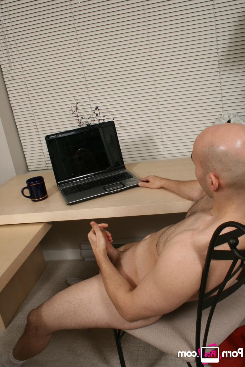 20P O tarado gay careca Bucky se despe e se masturba em sua mesa de escritório