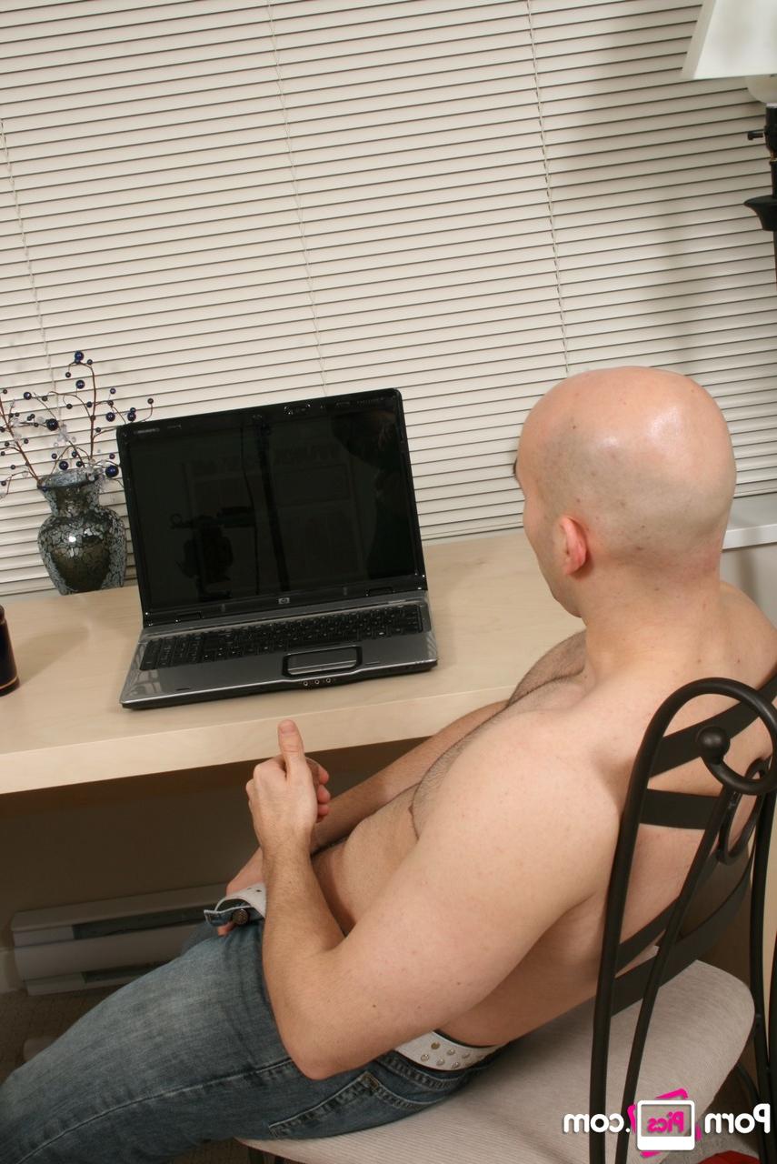 20P O tarado gay careca Bucky se despe e se masturba em sua mesa de escritório