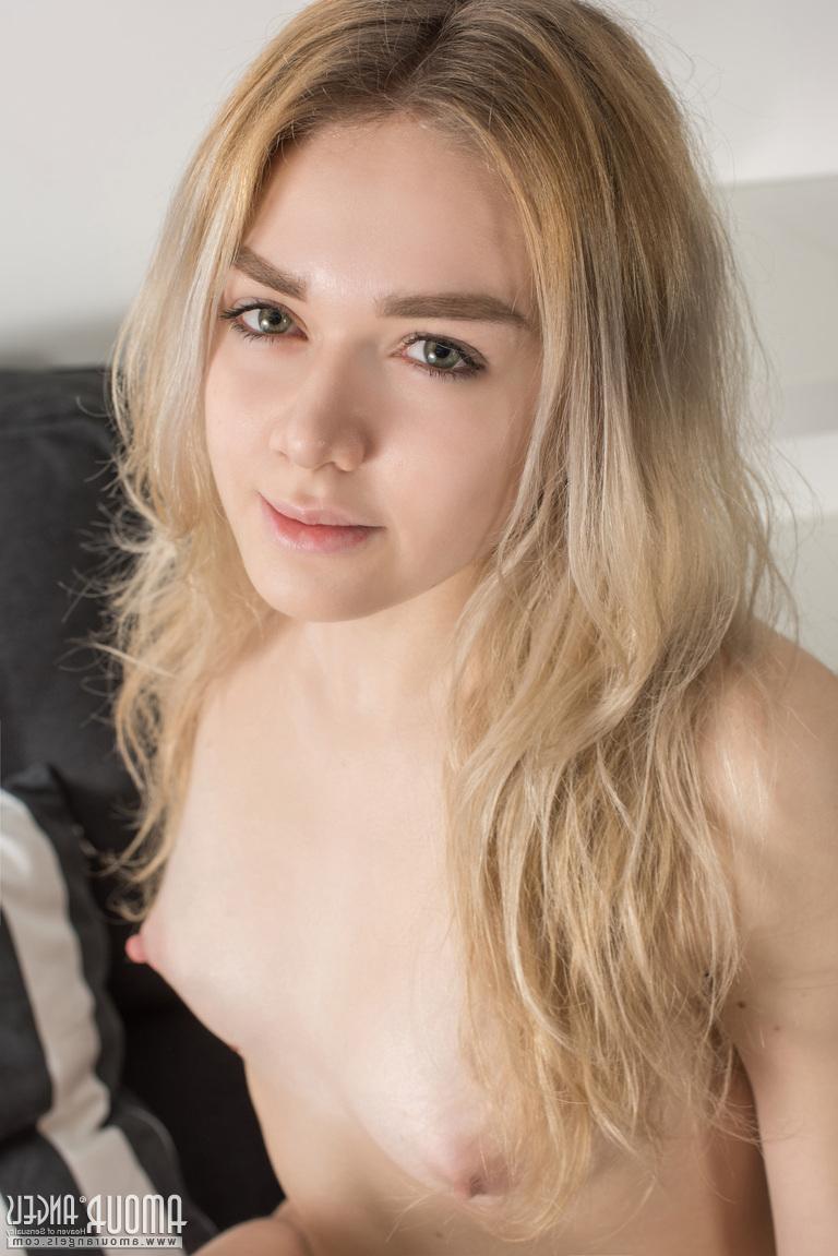 20P Adolescente sexy com cabelo loiro revela seus seios firmes antes de mostrar sua buceta gostosa