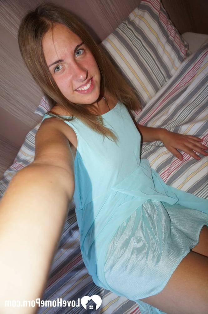 15P Une amatrice sexy taquine avec ses seins naturels à sucer tout en prenant des selfies nus
