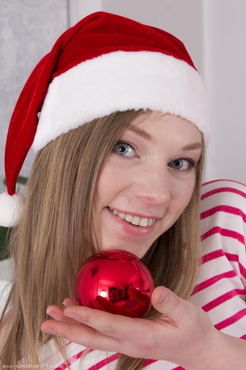 18P A linda adolescente Amber S tira sua roupa de Natal e mostra os púbis em um solo
