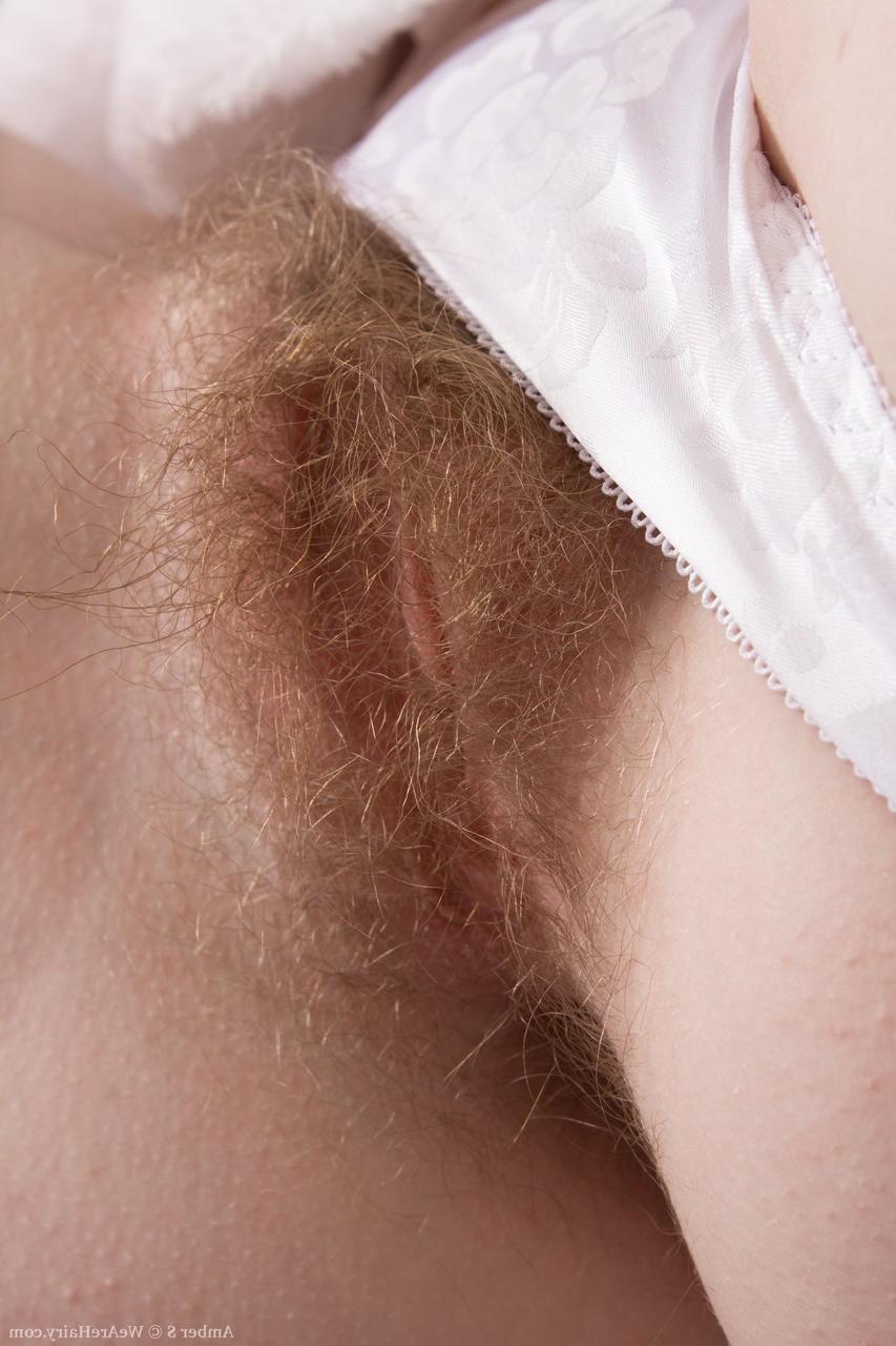 18P A linda adolescente Amber S tira sua roupa de Natal e mostra os púbis em um solo