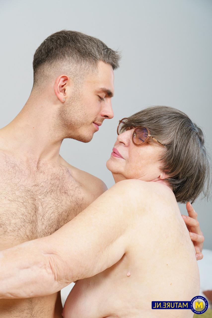20P Oma Sharon Amore lässt sich vor dem Sex von einem jungen Hengst ihre geile Muschi lecken