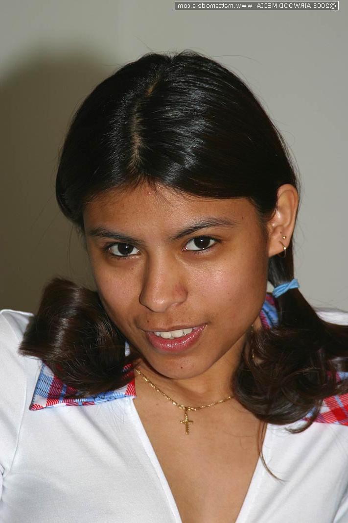 16P Latina amateur muestra su chocho después de desnudarse con tacones con correa en el tobillo