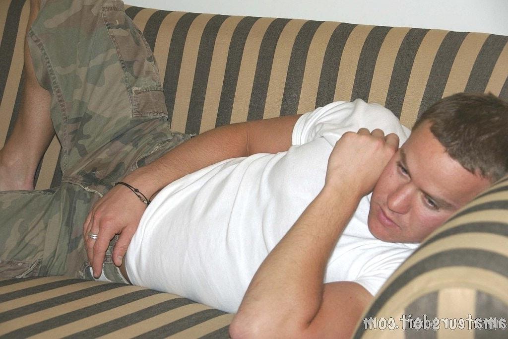 20P Die brünette Amateurin Andy Stone stellt ihren Körper zur Schau und posiert nackt auf einem Bett