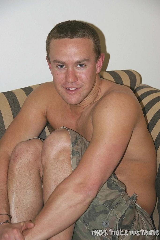 20P Die brünette Amateurin Andy Stone stellt ihren Körper zur Schau und posiert nackt auf einem Bett