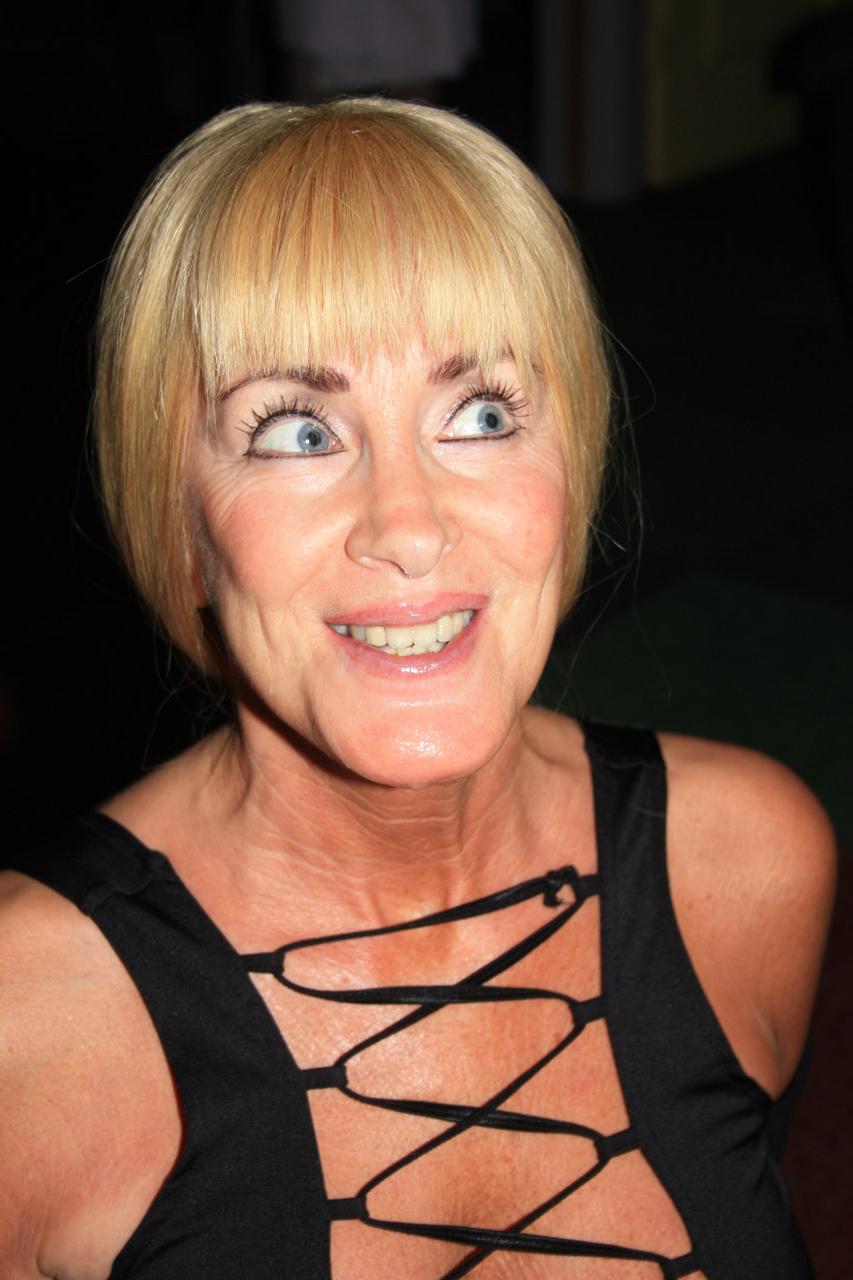 20P Loira madura de olhos azuis Lola G gosta de um gangbang sensual na cama