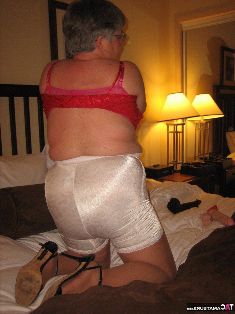 20P A gorda vovó Girdle Goddess saca seus peitos grandes em uma cama de meia-calça