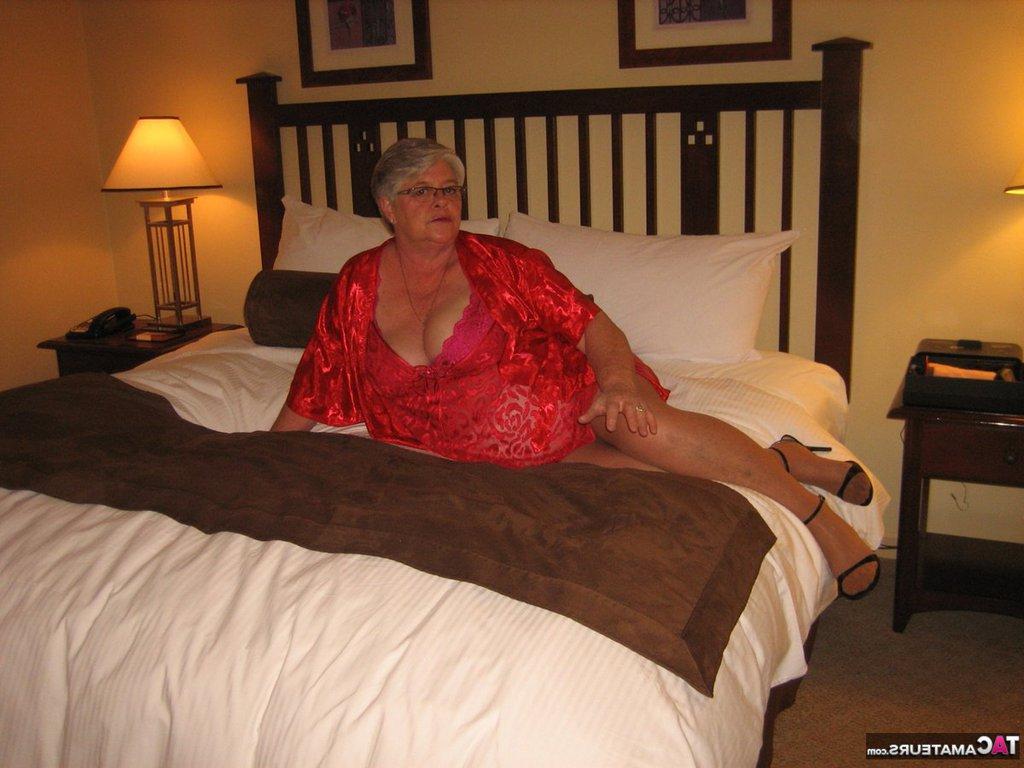 20P A gorda vovó Girdle Goddess saca seus peitos grandes em uma cama de meia-calça