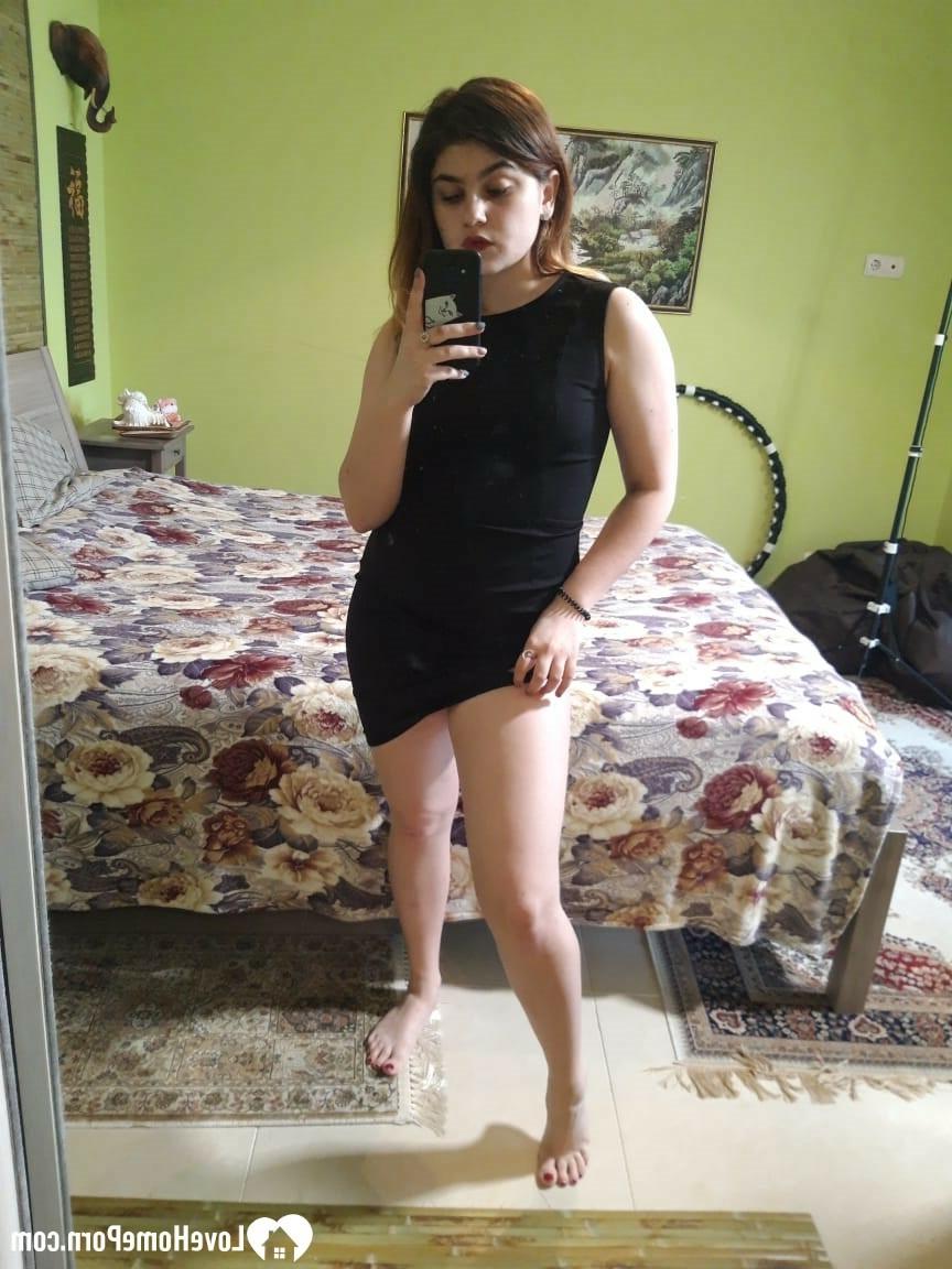 16P Esposa amateur pierde su vestido negro y expone su gran culo en el espejo
