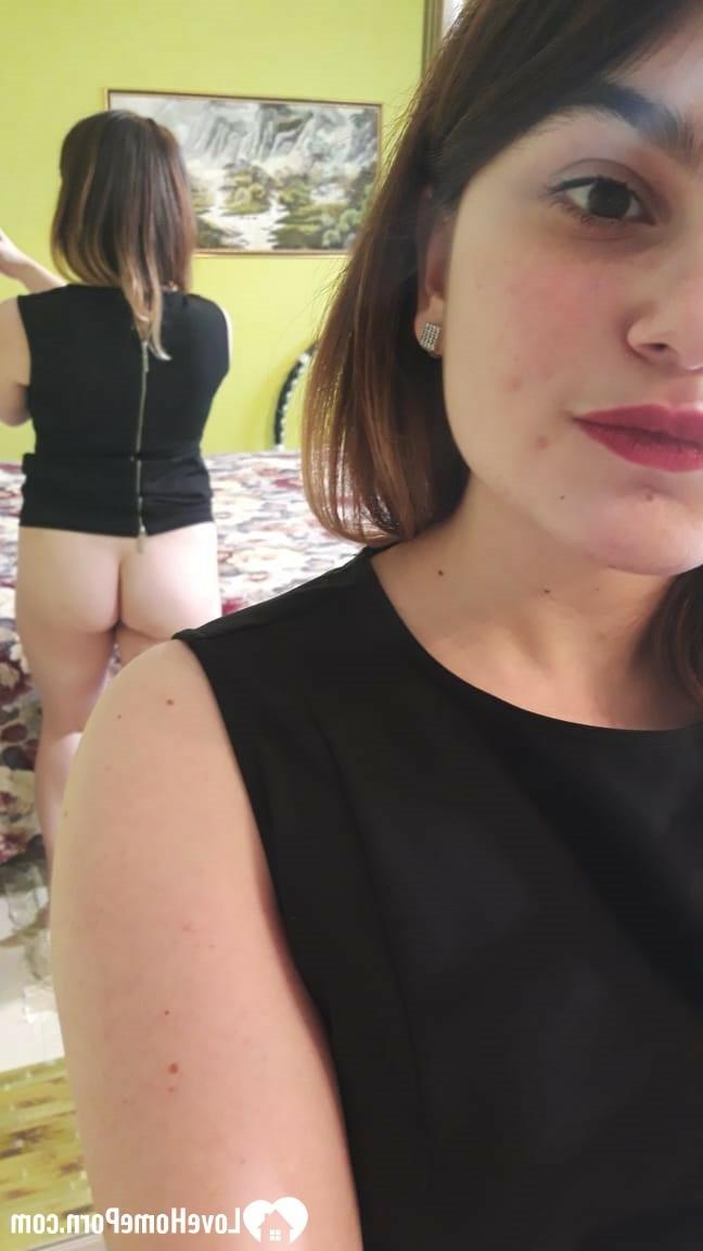 16P Esposa amateur pierde su vestido negro y expone su gran culo en el espejo