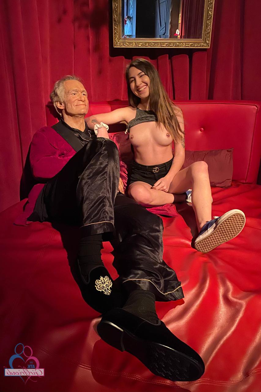 20P La novia amateur Veronica Vella muestra su coño húmedo y su gran culo de cerca