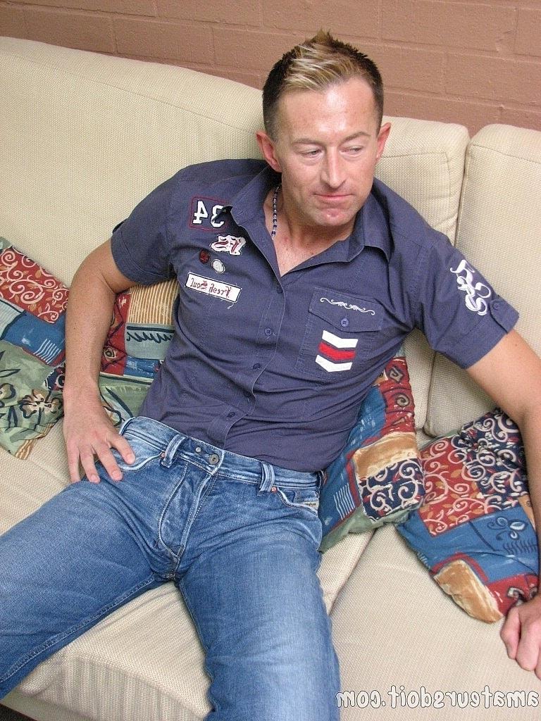 20P El atlético Toby Dick muestra su gran trasero y se masturba después de desnudarse