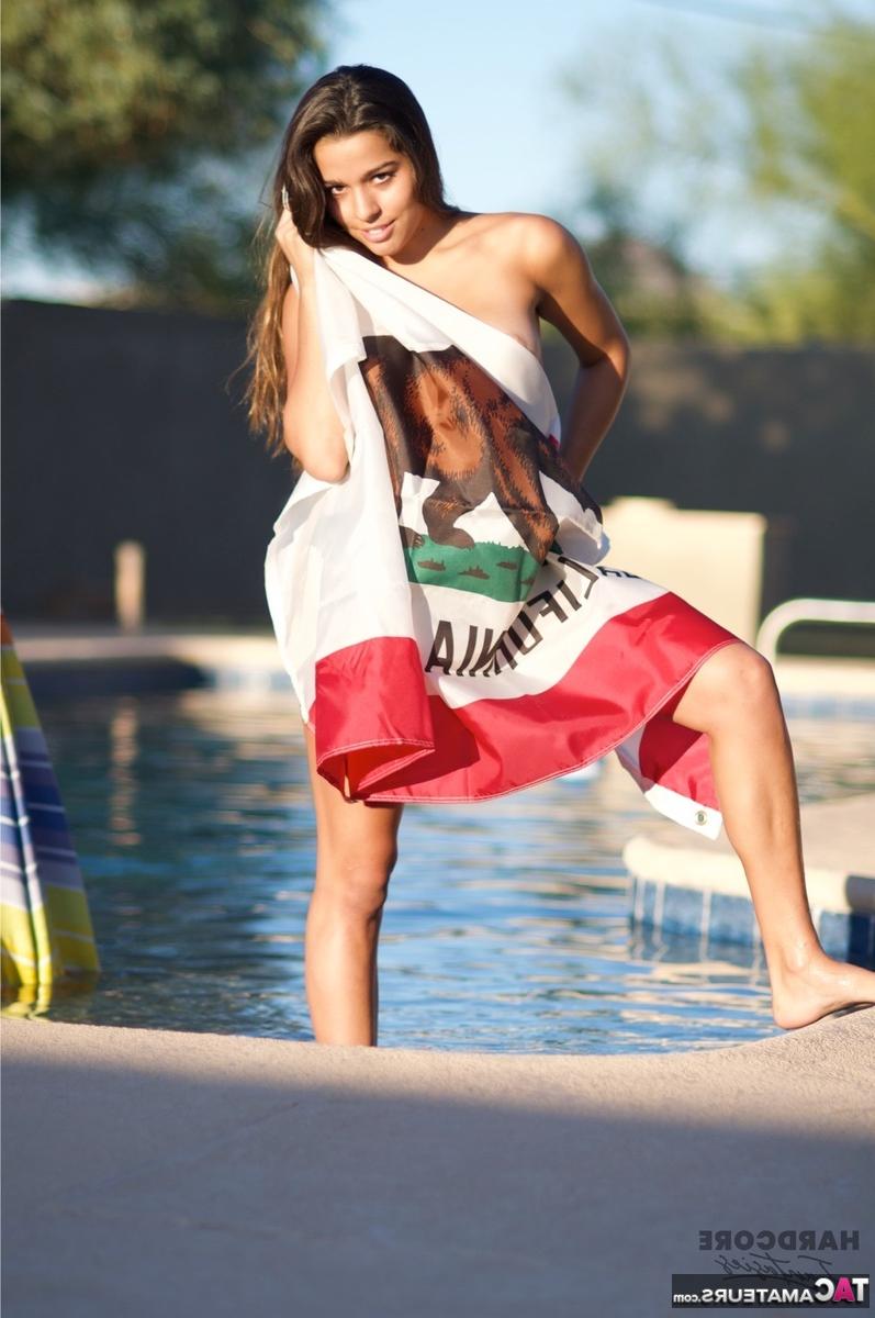 16P La chica caliente Heavenly Smut modela un bikini con tacones altos cerca de una piscina