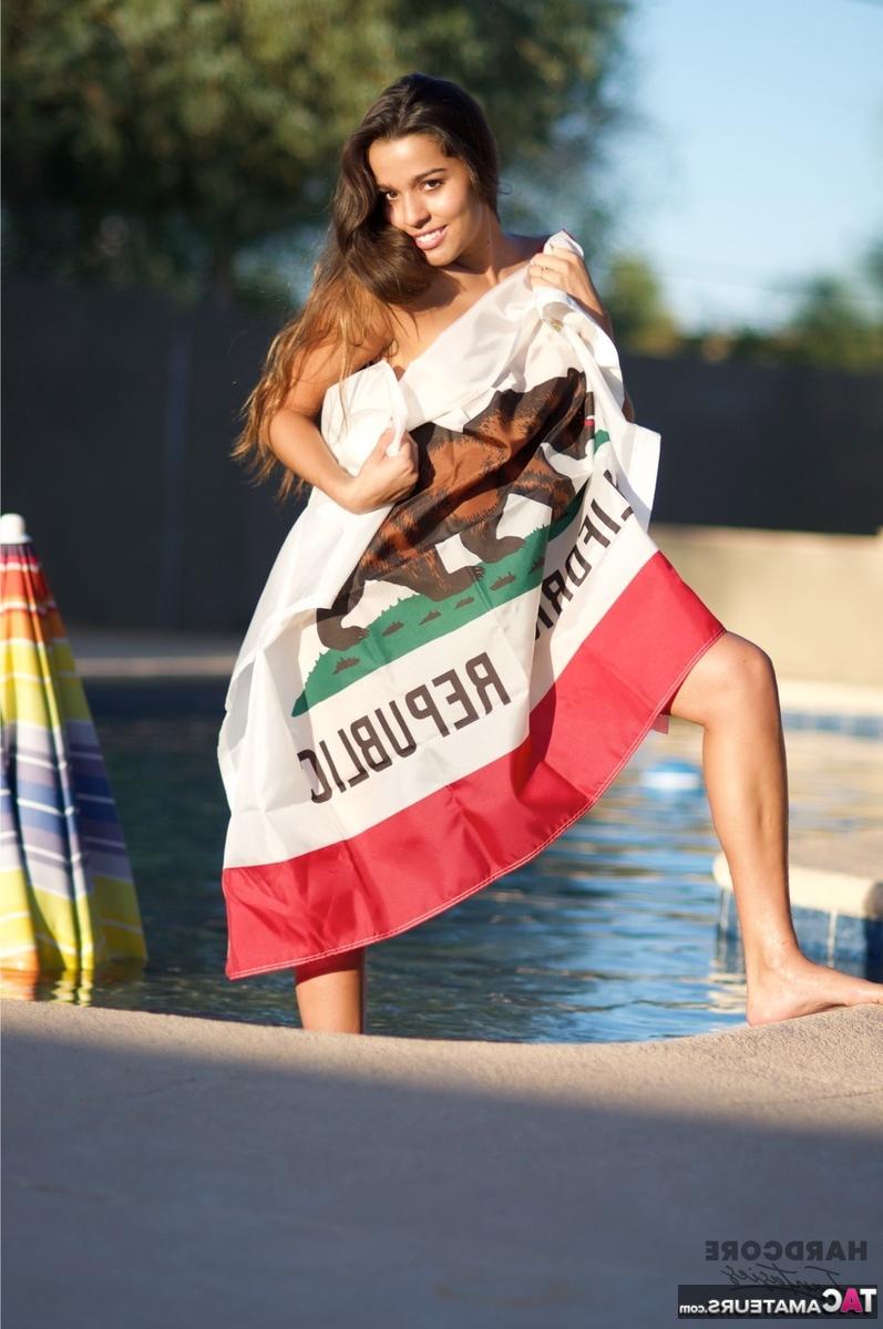 16P La chica caliente Heavenly Smut modela un bikini con tacones altos cerca de una piscina
