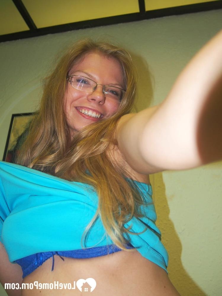 15P Die sexy Amateurlehrerin ist oben ohne und macht Selfies von ihren saftigen Brüsten