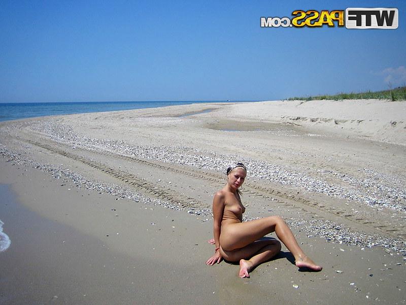 16P Adele, une amatrice blonde, se glisse dans l'eau alors qu'elle est complètement nue.