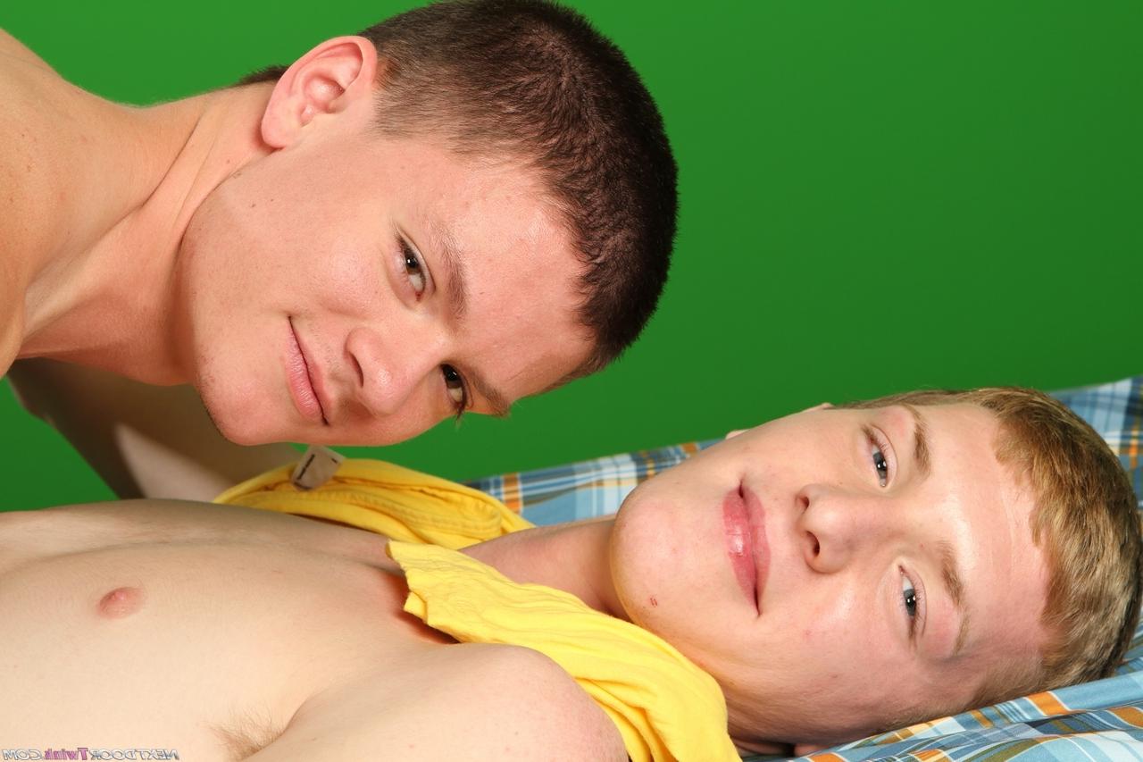 20P Os gays sensuais Tyler Sweet e Grant Peters tiram a roupa e fodem a bunda um do outro