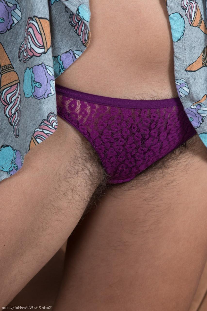17P A sexy Katie Z lambe as axilas peludas antes de mostrar sua virilha espessa