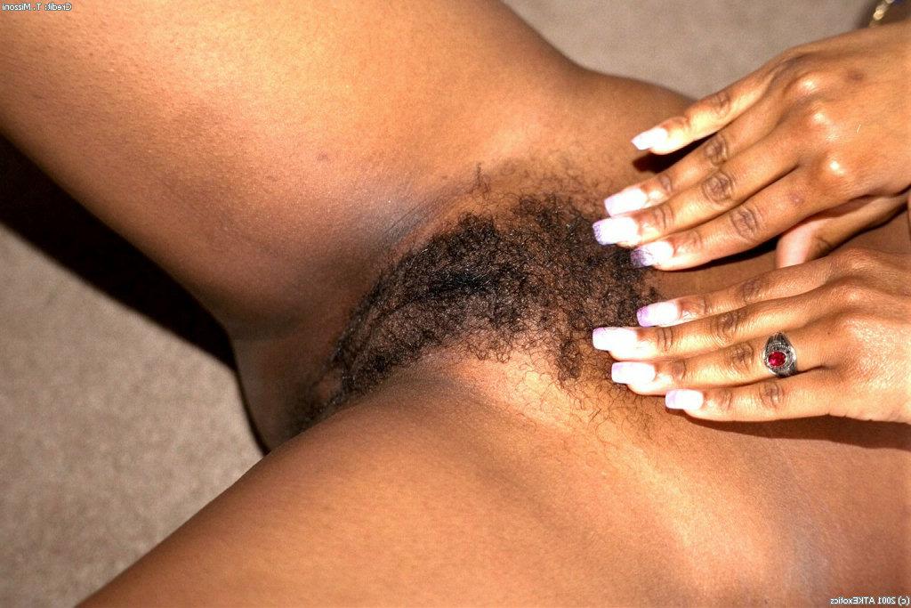 20P La amateur de ébano Lorna se desnuda y expone sus tetas caídas y su coño peludo