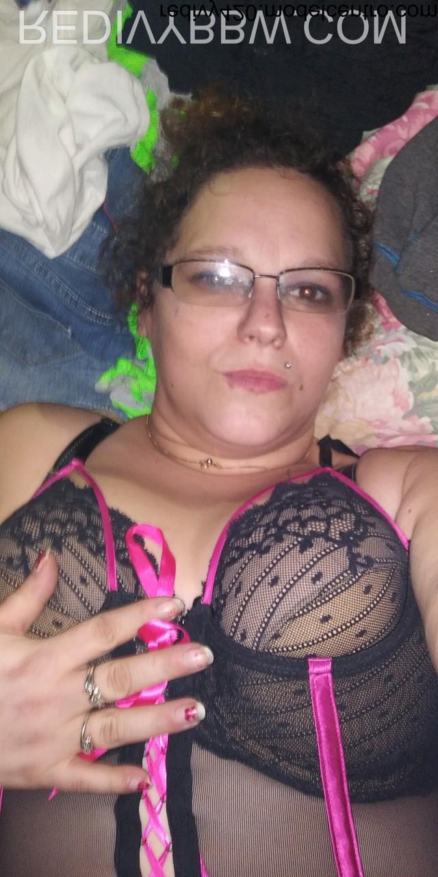 15P La BBW mature Red Ivy montre ses courbes monstrueuses dans sa lingerie transparente.