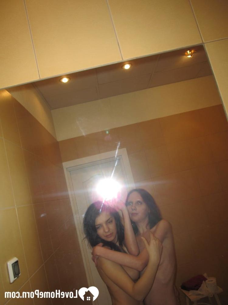 20P Lesbianas amateurs se acarician las pequeñas tetas mientras posan frente al espejo