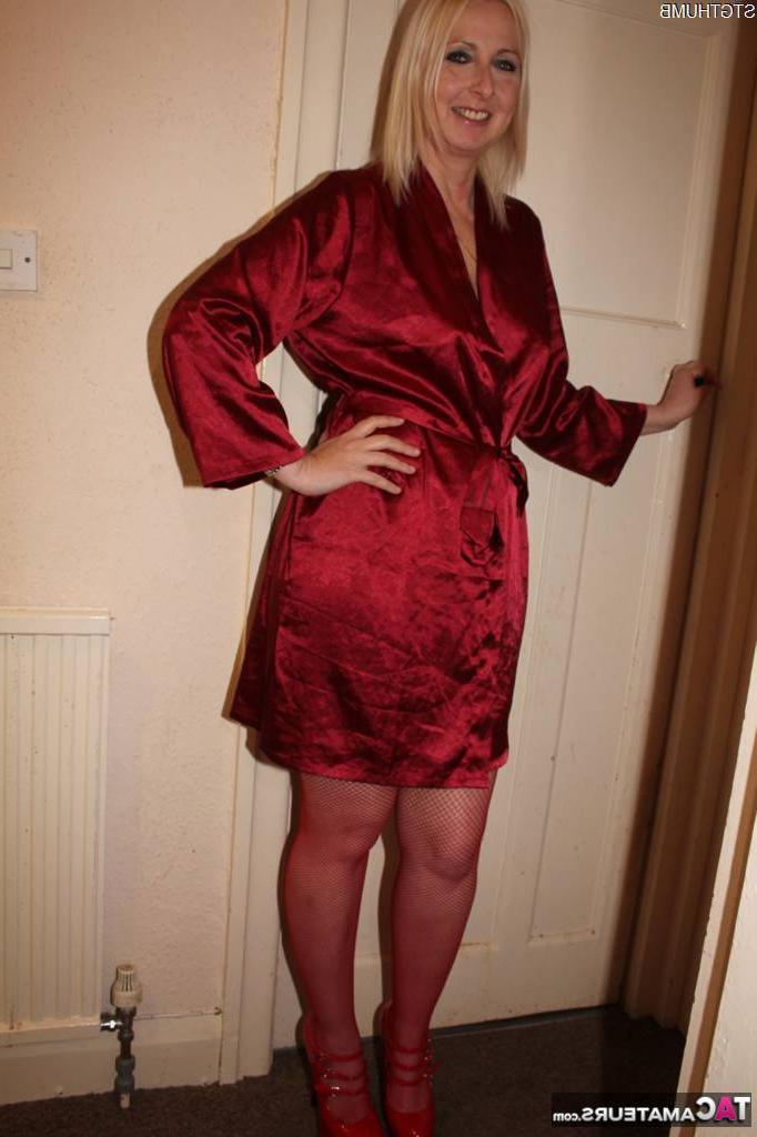16P Die blonde britische Lady Tracey Lain leckt nach einem POV-Fick Sperma von einem Schwanz