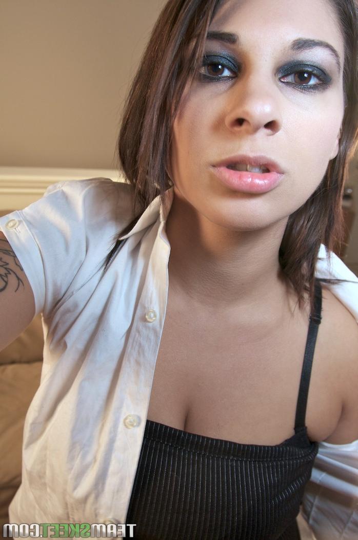 19P Das tätowierte Teenie-Babe Roxsy zeigt ihre natürlichen Titten und ihre glatte Muschi im POV