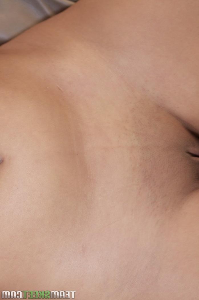 19P Das tätowierte Teenie-Babe Roxsy zeigt ihre natürlichen Titten und ihre glatte Muschi im POV