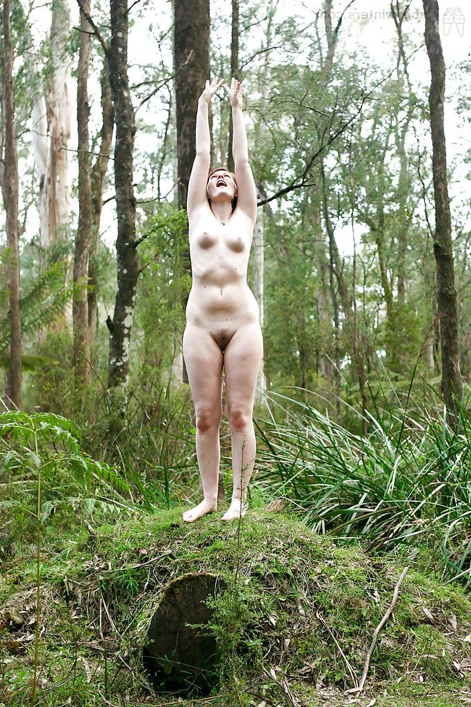 16P Beck, amateur potelé, se déshabille dans les bois pour se masturber en plein air.