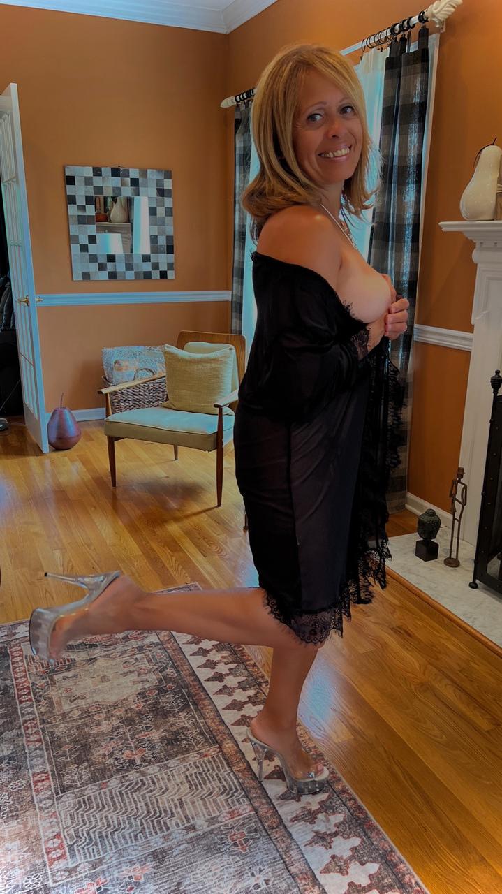 20P MILF coquine montre ses seins flasques tout en les taquinant en lingerie noire et talons hauts.