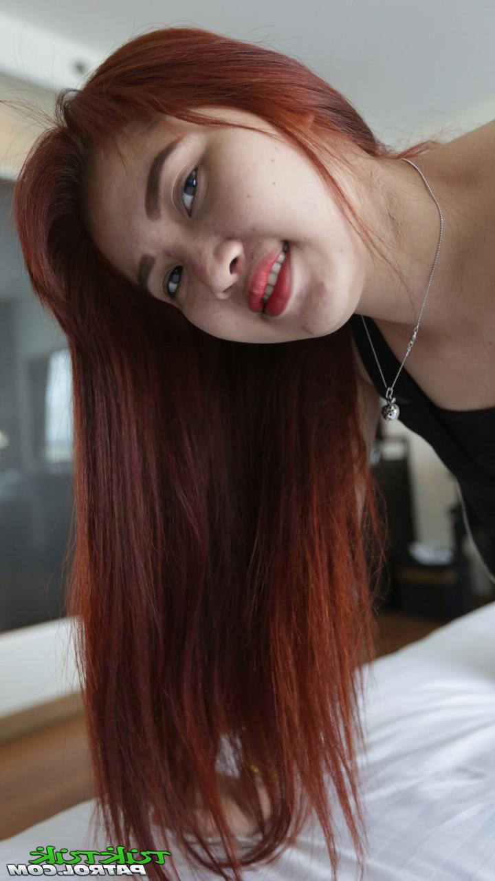 20P A gata asiática Wan E mostra seu corpo sexy enquanto se despe para sexo POV