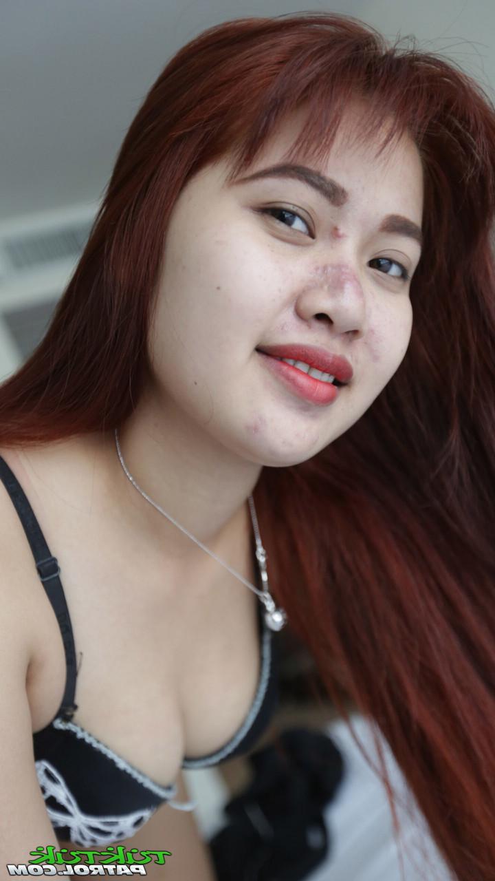 20P A gata asiática Wan E mostra seu corpo sexy enquanto se despe para sexo POV