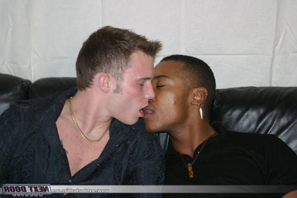 20P Gays amateurs sexys Denny y Lincoln se desnudan y se maman mutuamente en acción IR