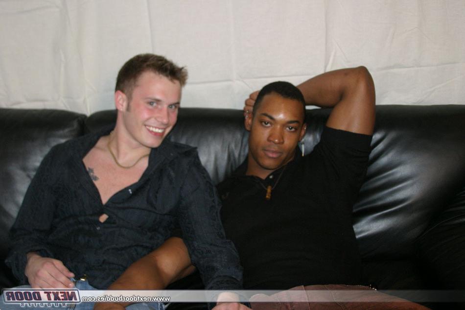 20P Gays amateurs sexys Denny y Lincoln se desnudan y se maman mutuamente en acción IR