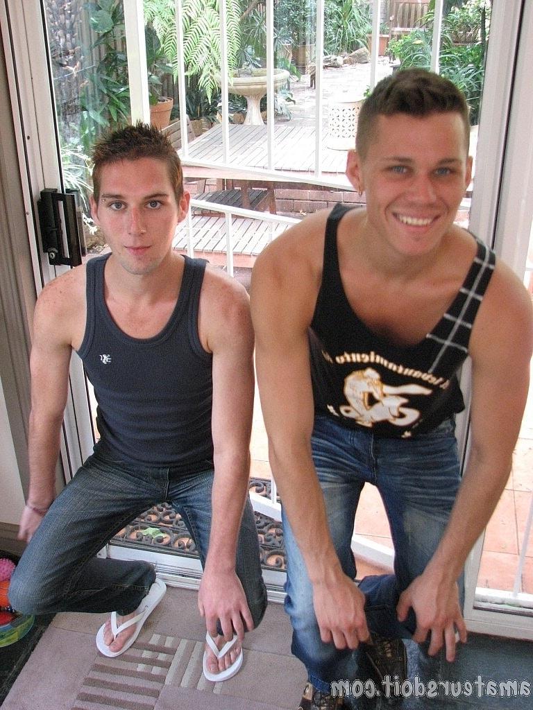 20P Gay hotties Tate Ryder & Will Weiner engage in oral sex action in the bathtub
