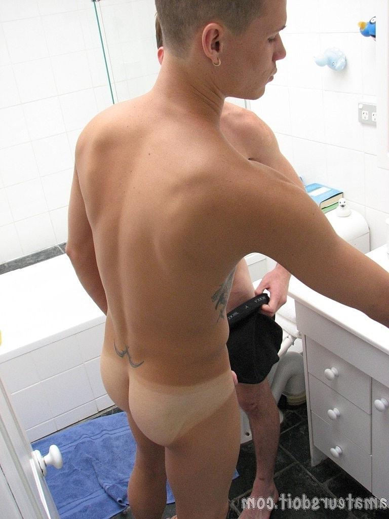 20P Gay hotties Tate Ryder & Will Weiner engage in oral sex action in the bathtub