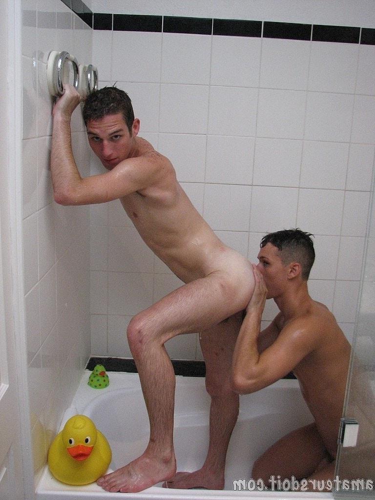 20P Gay hotties Tate Ryder & Will Weiner engage in oral sex action in the bathtub
