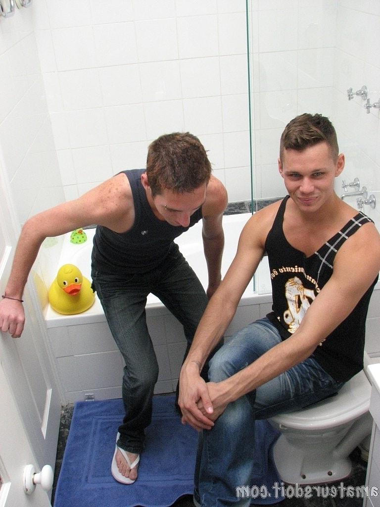 20P Gay hotties Tate Ryder & Will Weiner engage in oral sex action in the bathtub
