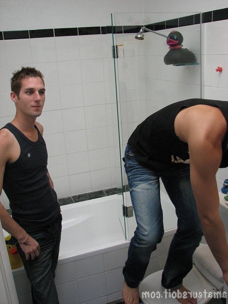 20P Gay hotties Tate Ryder & Will Weiner engage in oral sex action in the bathtub