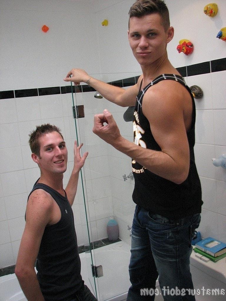 20P Gay hotties Tate Ryder & Will Weiner engage in oral sex action in the bathtub