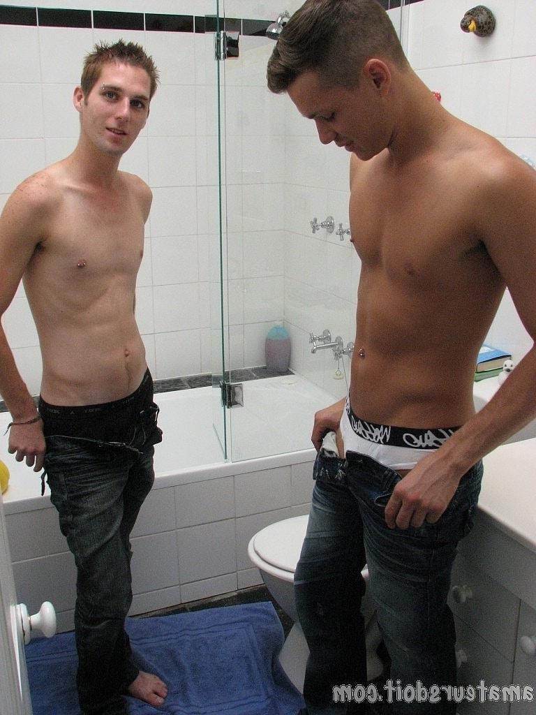 20P Gay hotties Tate Ryder & Will Weiner engage in oral sex action in the bathtub